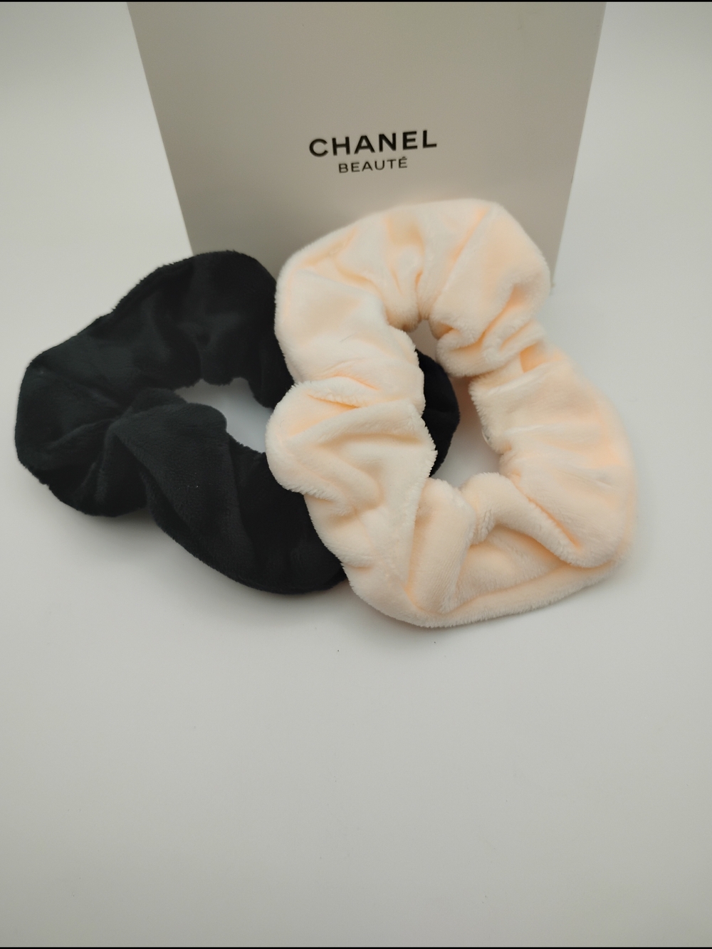 CHANEL Two-Tone Velvet Scrunchie Set - Black & Cream - Picture 4 of 4